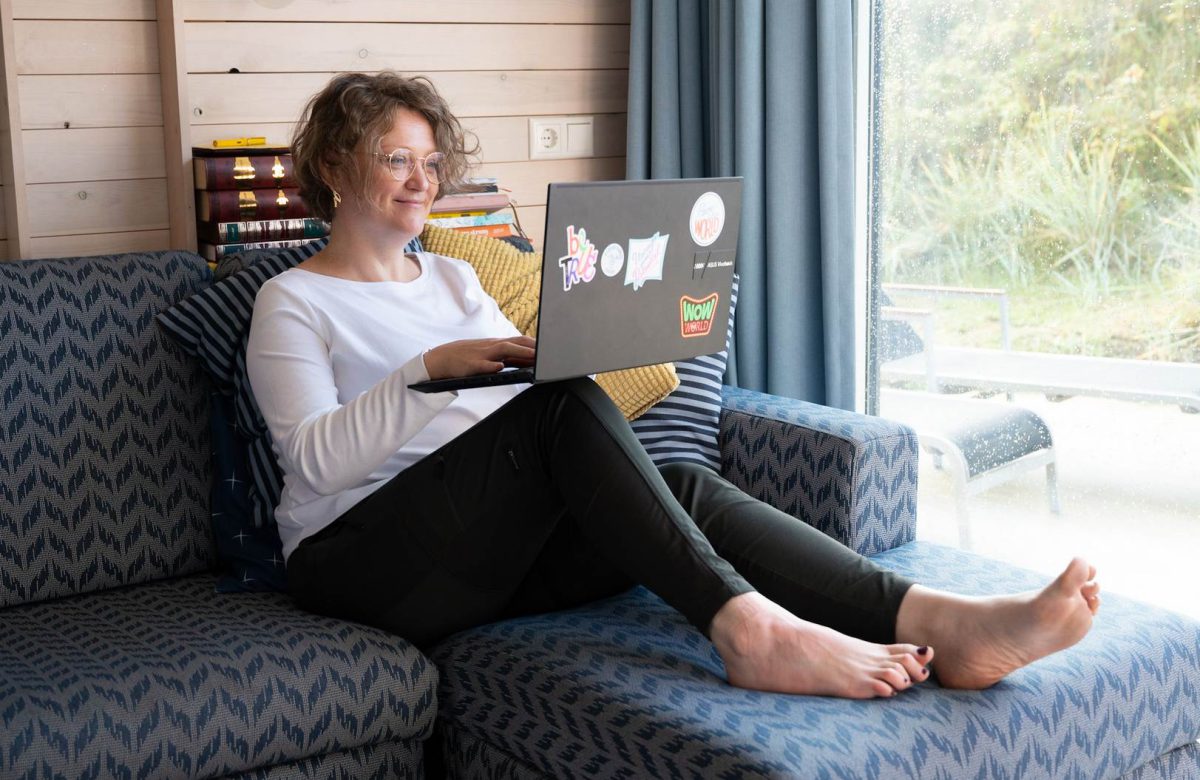 Lęk przed pokazywaniem się w mediach społecznościowych kobieta z laptopem kobieta przeglądająca internet kobieta robi live