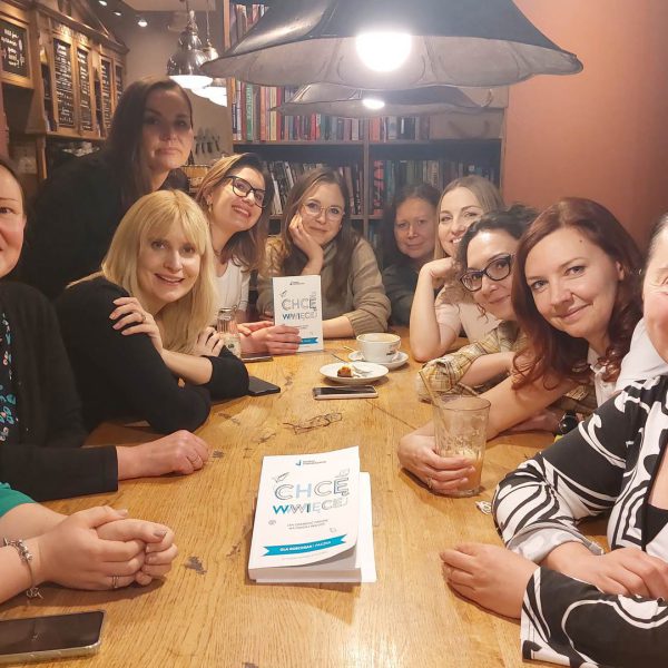 Paczka GirlBossek w piatkowy wieczor w Cafe Nero w Warszawie - Paczka GIRLBOSSKICH