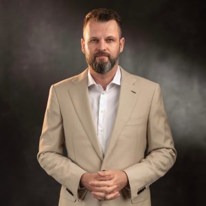 Jakub B Baczek fot Kursory - Top 10 Marka osobista Roku - poznaj finalistów Kursorów Roku 2025 Jakub B. Bączek - finalista Kursory Roku 2025, Marka osobista Roku