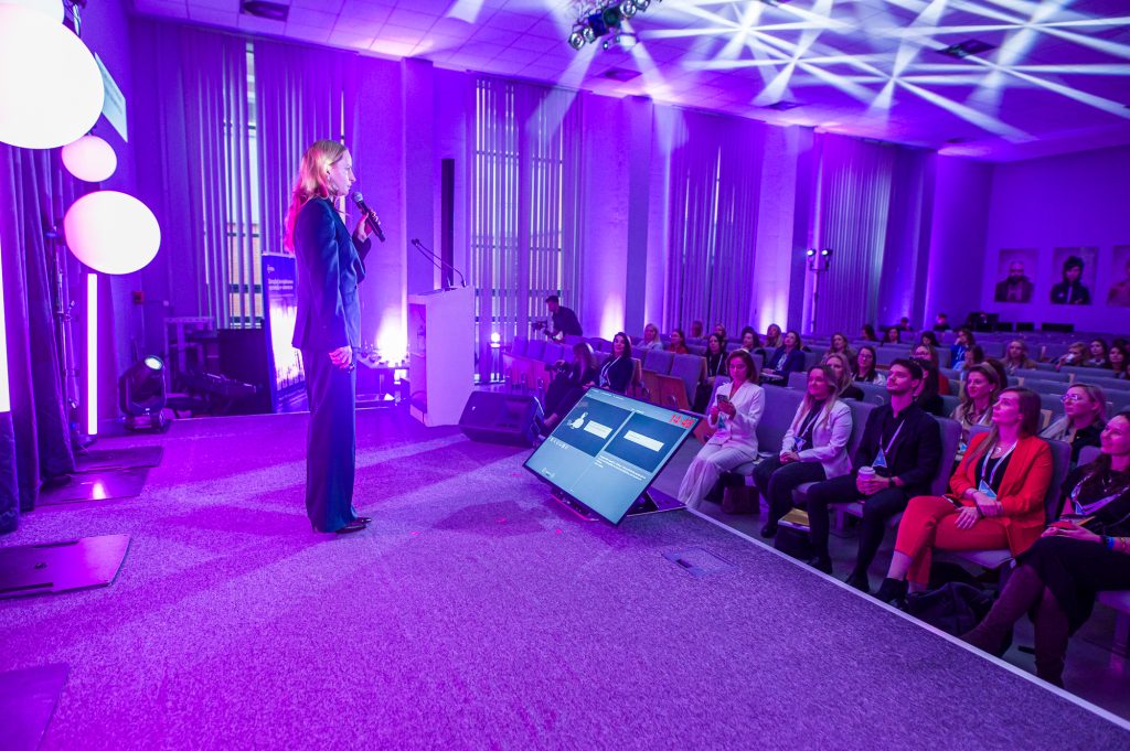 DSC0567 - GALA KURSORY ROKU i KONFERENCJA GIRLBOSSKIE POZNAŃ 2025 - Poznaj laureatki oraz laureatów!