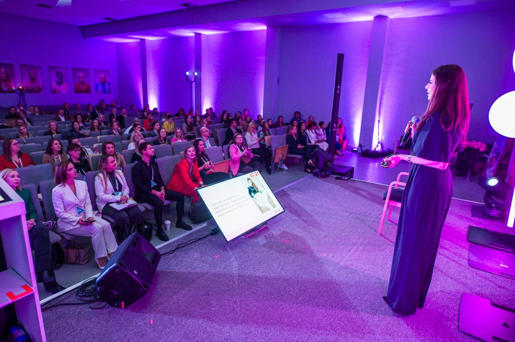 DSC0782 - GALA KURSORY ROKU i KONFERENCJA GIRLBOSSKIE POZNAŃ 2025 - Poznaj laureatki oraz laureatów!