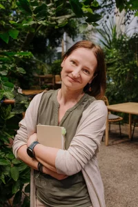 Iwona Smol fot. Estera Maszota - Kulisy powstania zabawy konwersacyjnej pomocnej w nauce języków obcych - rozmowa z autorką ebooka „Zawody” Iwoną Smól