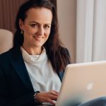 Angielski to nie egzamin, to wolność – rozmowa z Astrid Oleszkiewicz o tym, jak dmucha w językowe skrzydła kobiet