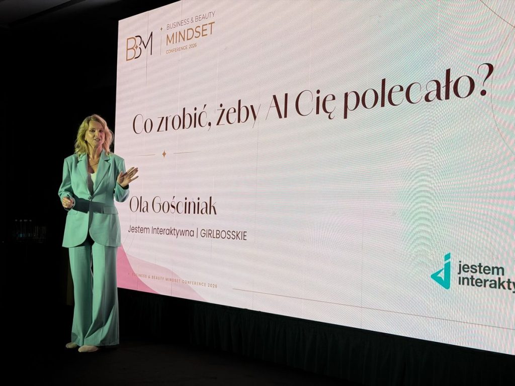 Ola Gościniak występuje na scenie BBM Conference 2026 w temacie "Co zrobić, żeby AI Cię polecało?"