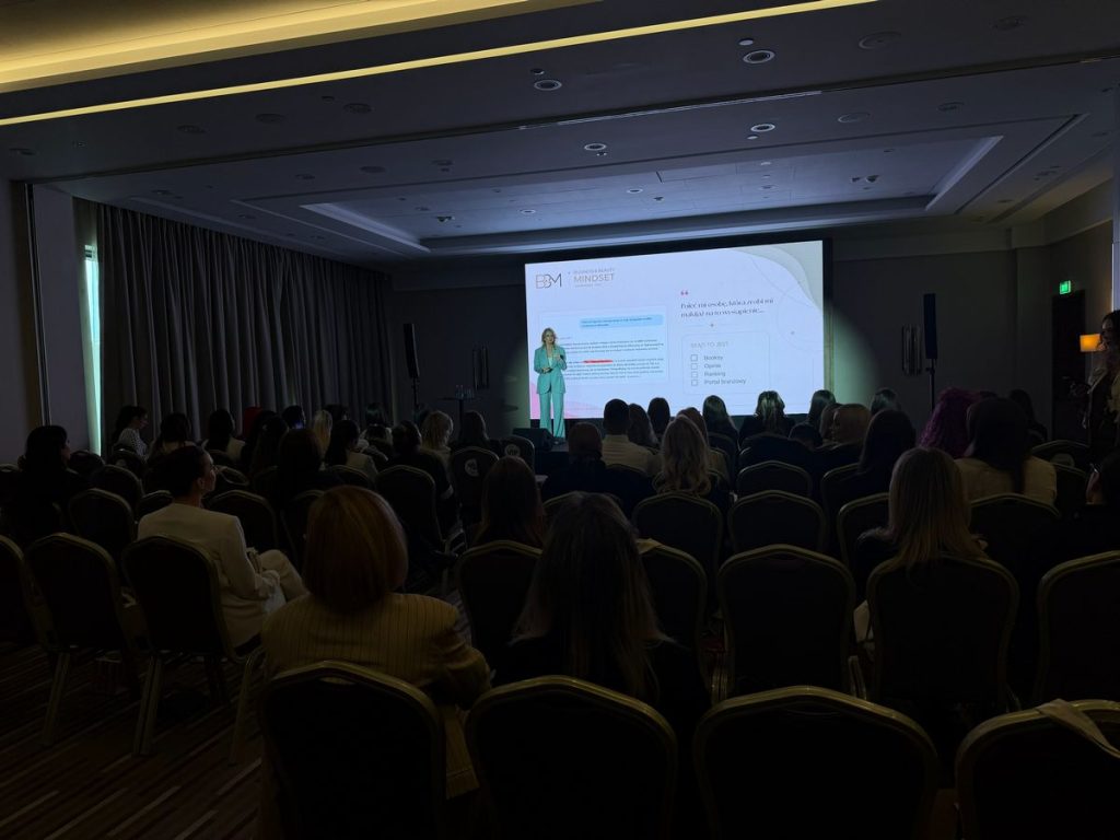 Ola Gościniak występuje na scenie BBM Conference 2026 w temacie "Co zrobić, żeby AI Cię polecało?"