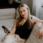 Paraliżuje Cię myśl o nagraniu pierwszej mówionej rolki? 3 kroki, by pokonać syndrom oszusta i wreszcie wyjść z cienia